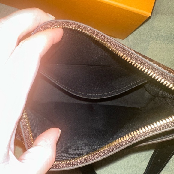 Practically new LV purse! Bought in 2022. Nothing wrong with it! - Picture 4 of 5